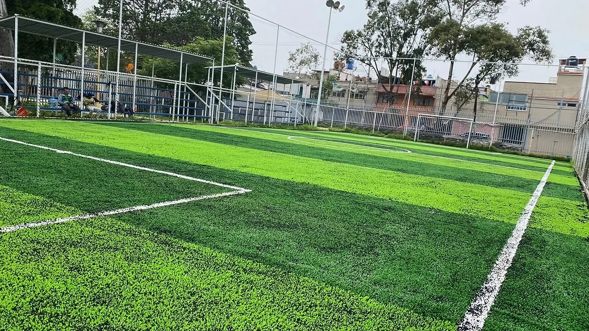 Detalle del pasto sintético de la cancha de fútbol 5 en Gustavo A. Madero, Ciudad de México
