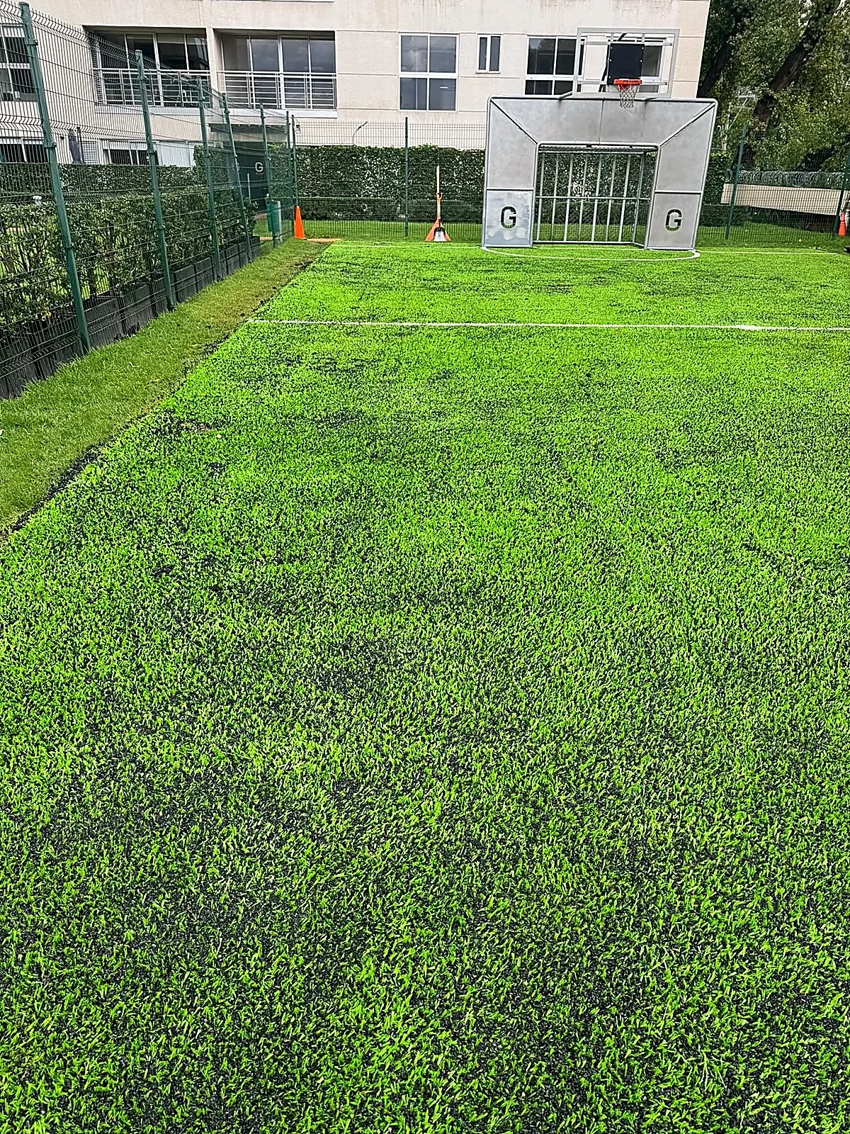 Detalle del pasto sintético de la cancha de fútbol 5 en Coyoacán, Ciudad de México