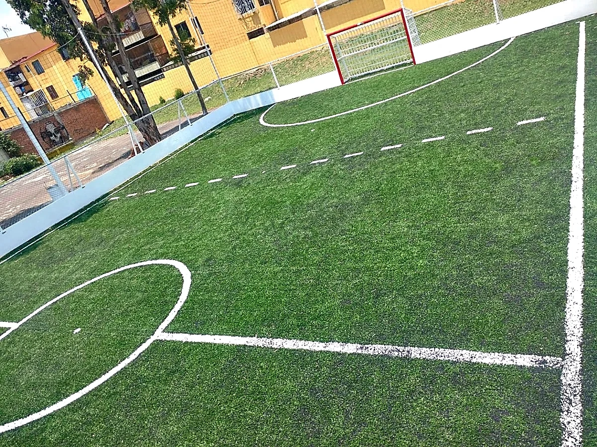 Cancha de fútbol 5 con pasto sintético en Coyoacán, Ciudad de México: pasto sintético deportivo recién cepillado