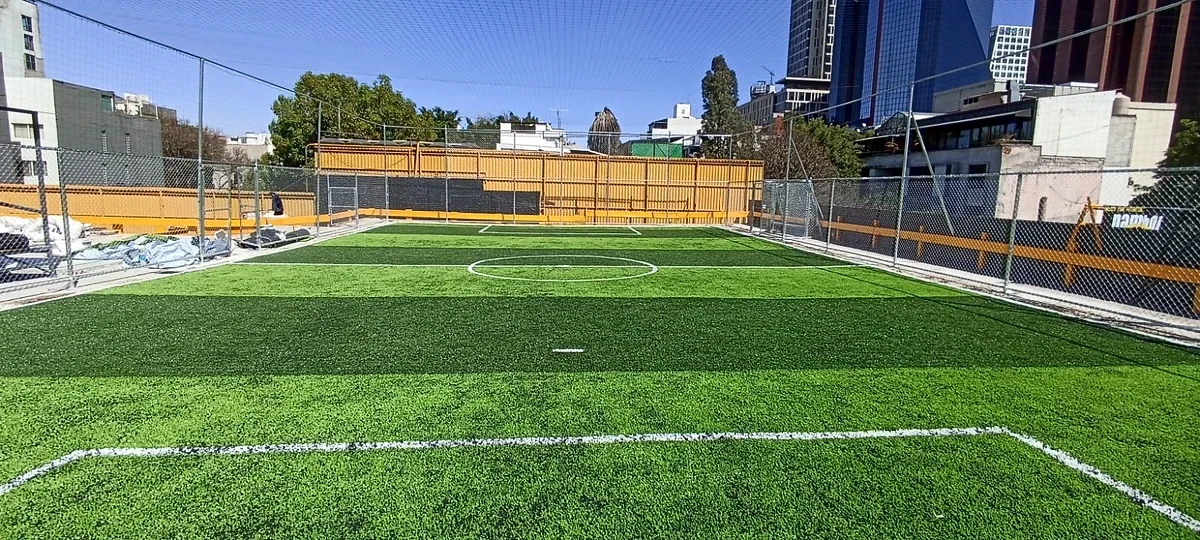 Cancha de fútbol 5 con pasto sintético en Cuauhtémoc, Ciudad de México: líneas insertadas en el pasto sintético