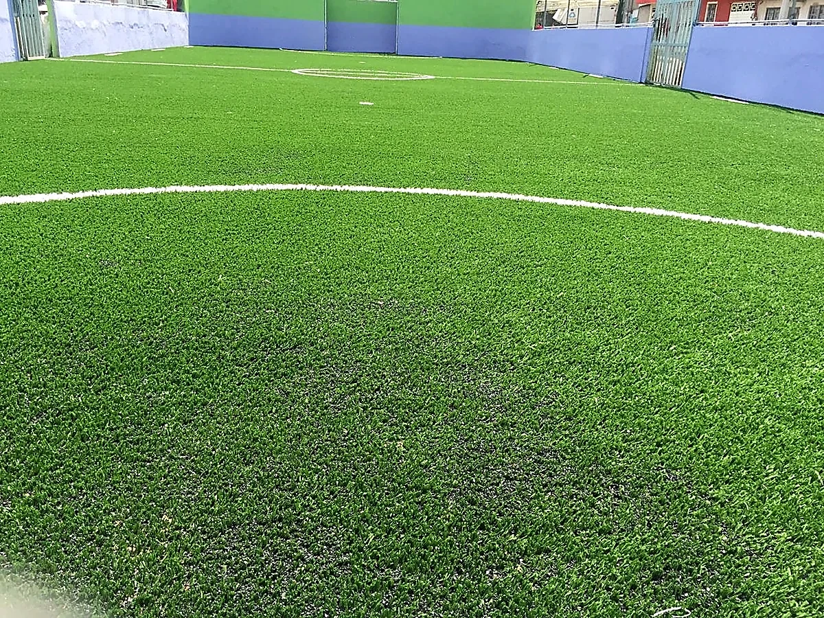 Detalle del pasto sintético de la cancha de fútbol 5 en Iztapalapa, Ciudad de México