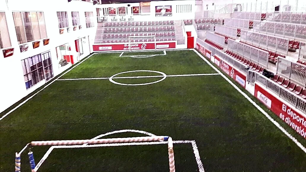 Cancha de fútbol 5 con pasto sintético en Kidzania, Tlalpan (Cuicuilco), Ciudad de México: líneas insertadas en el pasto sintético
