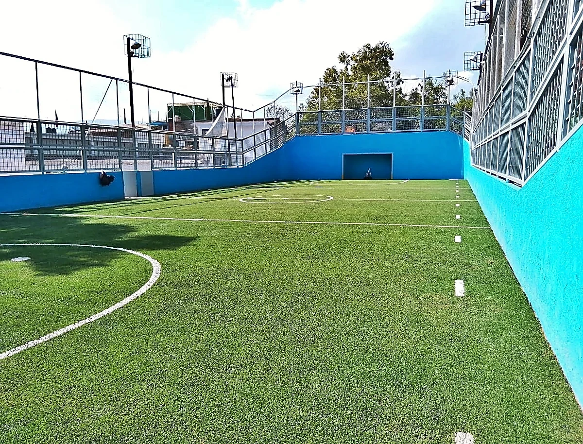 Detalle del pasto sintético de la cancha de fútbol 5 en Álvaro Obregón, Ciudad de México
