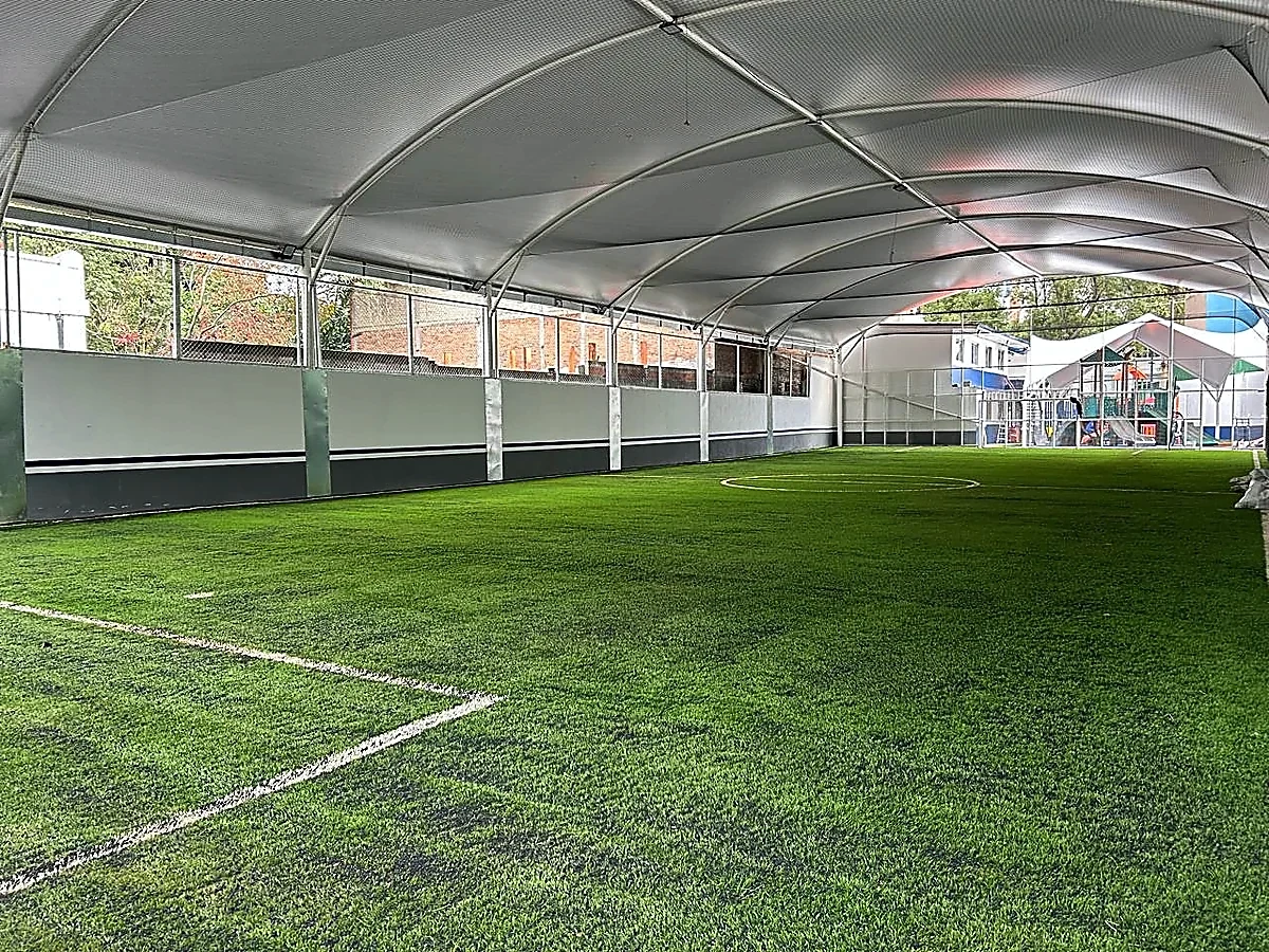 Cancha de fútbol 5 con pasto sintético en Miguel Hidalgo, Ciudad de México: líneas insertadas en el pasto sintético
