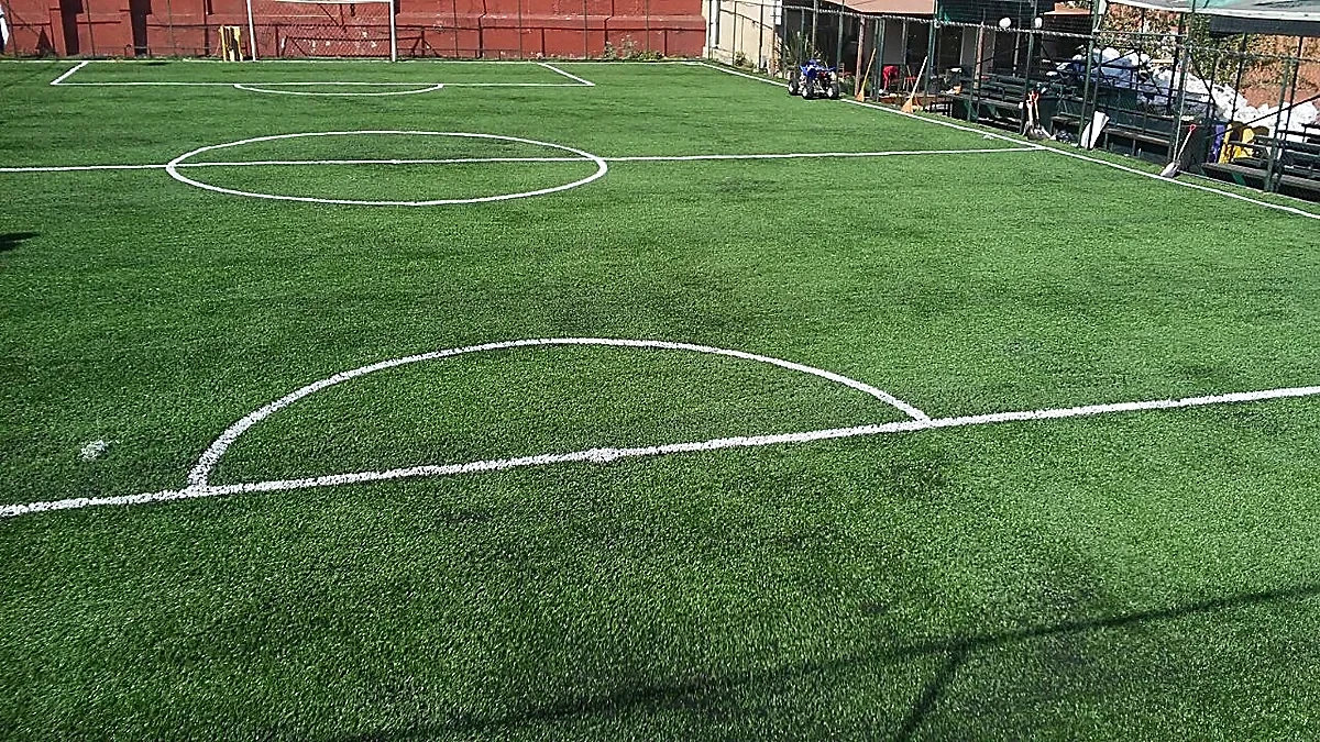 Cancha de fútbol 7 con pasto sintético en Álvaro Obregón, Ciudad de México: la cancha desde la línea lateral