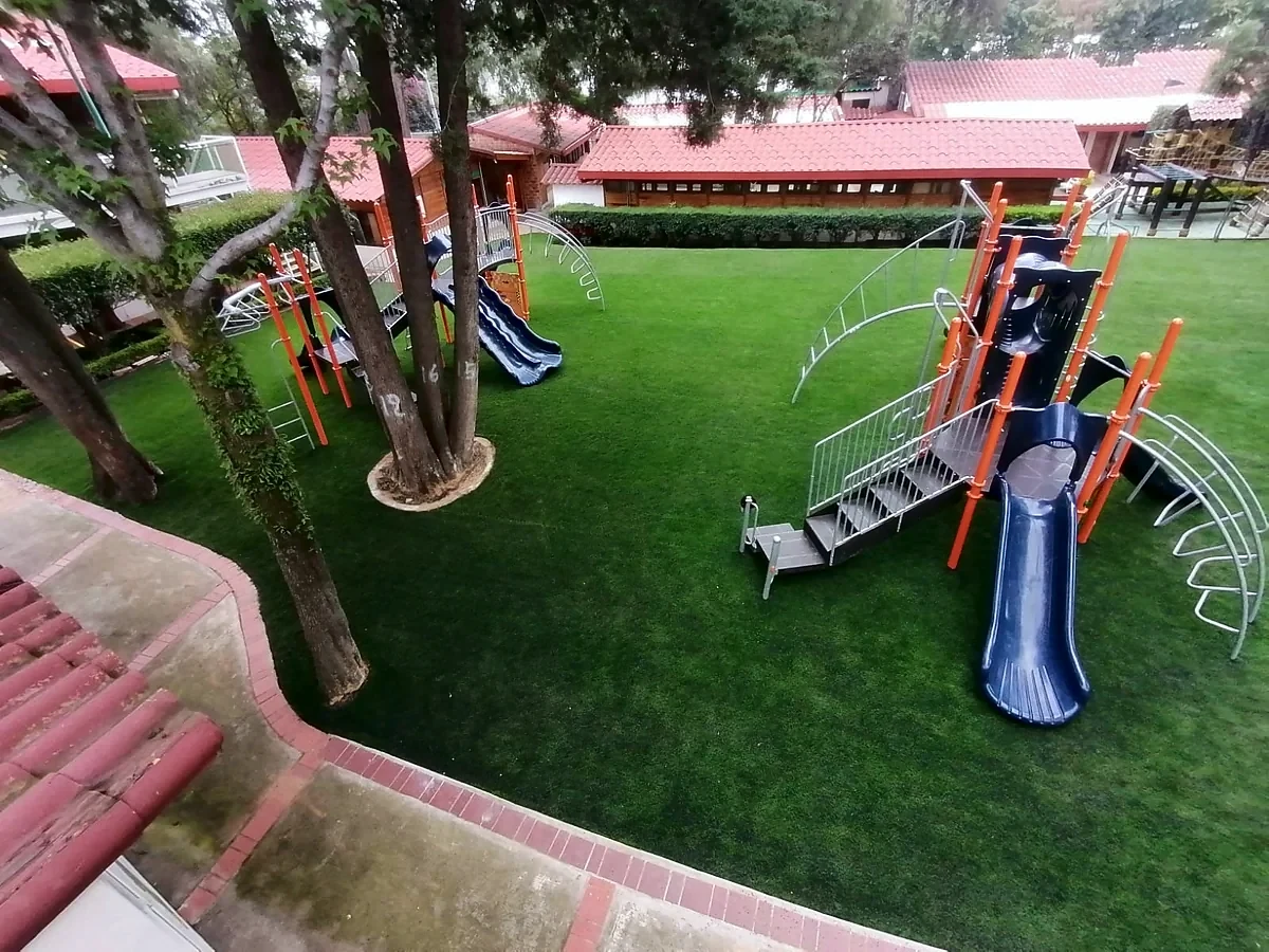 Cancha de fútbol 7 con pasto sintético en Colegio Tomás Moro, Cuajimalpa, Ciudad de México: otra vista de la cancha de fútbol 7
