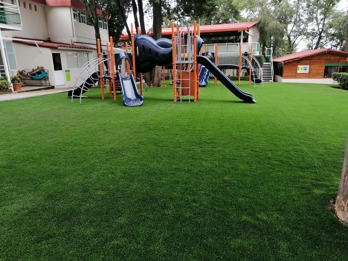 Detalle del pasto sintético de la cancha de fútbol 7 en Cuajimalpa, Ciudad de México
