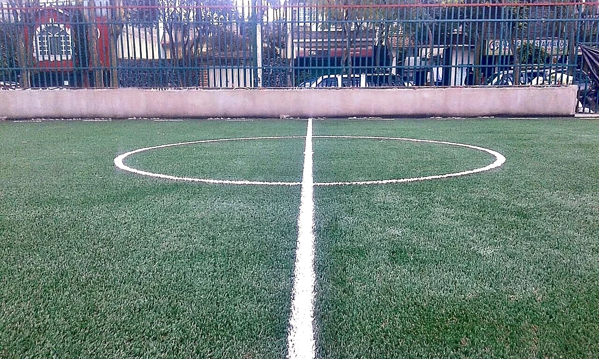Cancha de fútbol 7 con pasto sintético en Espacio Deportivo Chicoasen, Tlalpan, Ciudad de México: la cancha desde la línea lateral