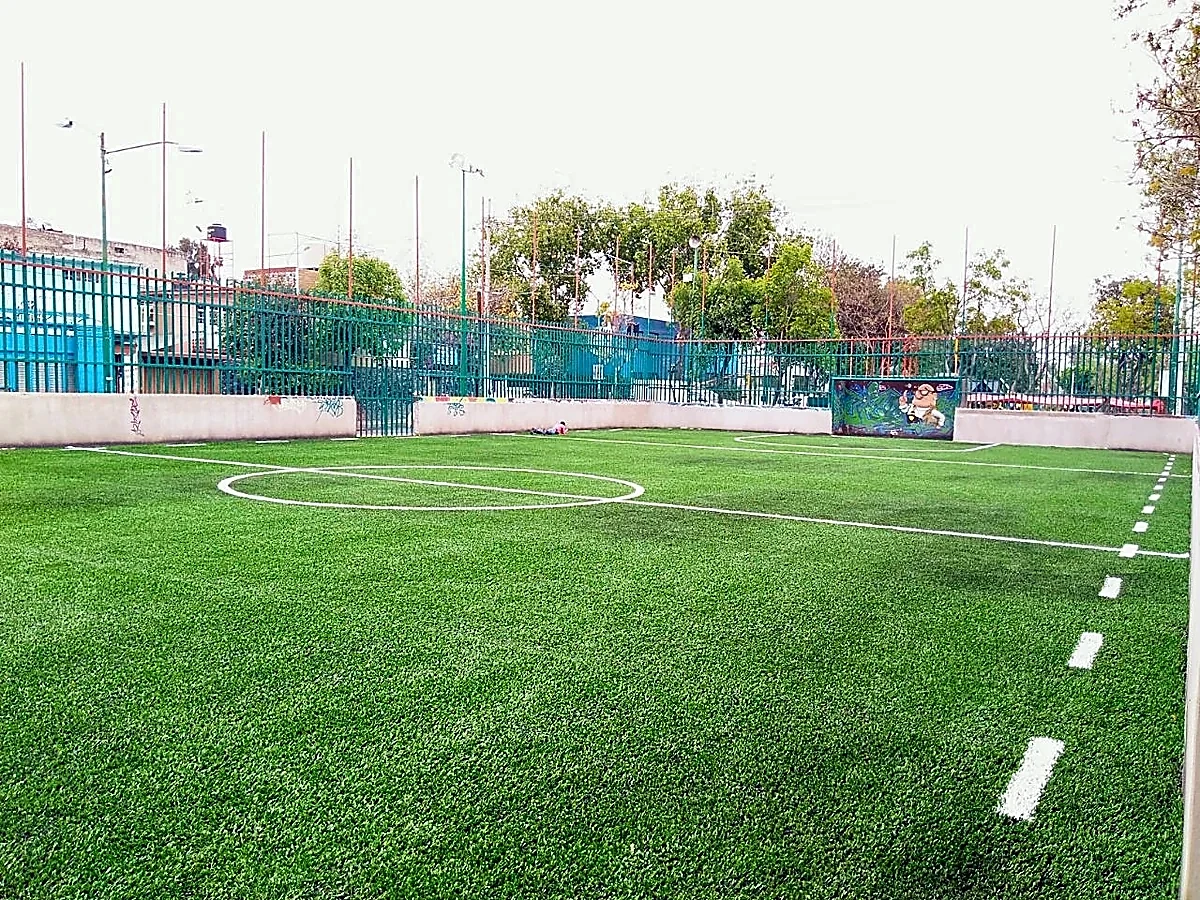 Cancha de fútbol 7 con pasto sintético en Espacio Deportivo Chicoasen, Tlalpan, Ciudad de México: otra vista de la cancha de fútbol 7