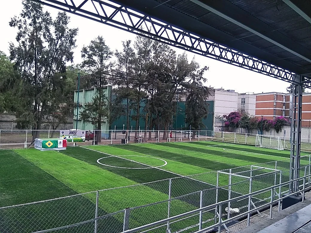 Detalle del pasto sintético de la cancha de fútbol 7 en Gustavo A. Madero, Ciudad de México