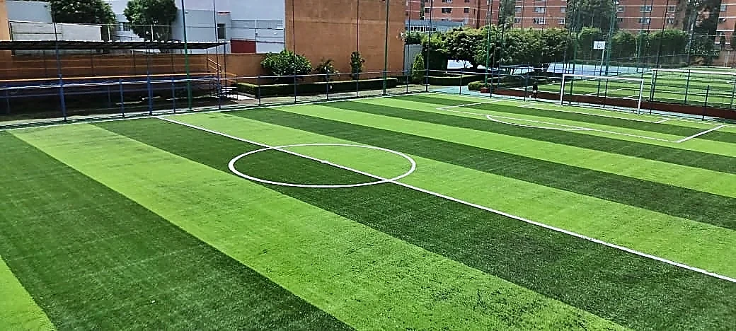 Cancha de fútbol 7 con pasto sintético en Iztapalapa, Ciudad de México: pasto sintético deportivo recién cepillado