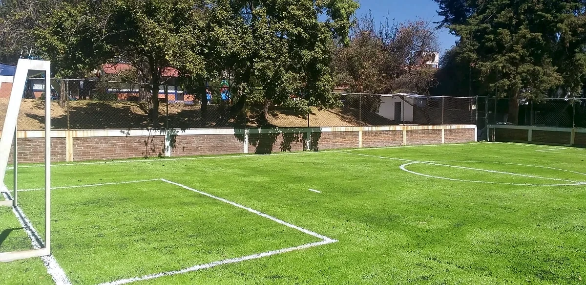 Cancha de fútbol 7 con pasto sintético en Niño IAP, Magdalena Contreras, Ciudad de México: otra vista de la cancha de fútbol 7