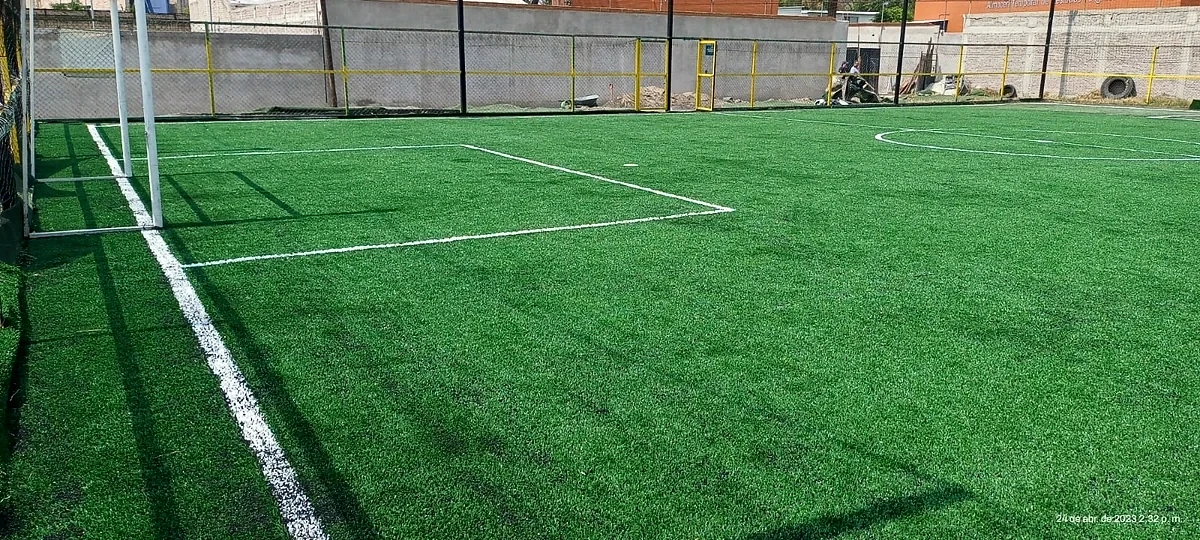 Cancha de fútbol 7 con pasto sintético en Sport Arena Invictus, Xochimilco, Ciudad de México: otra vista de la cancha de fútbol 7