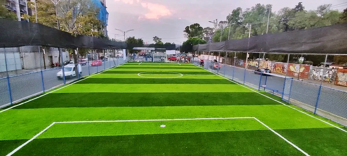 Cancha de fútbol 7 con pasto sintético en World Soccer, Azcapotzalco, Ciudad de México: pasto sintético deportivo recién cepillado