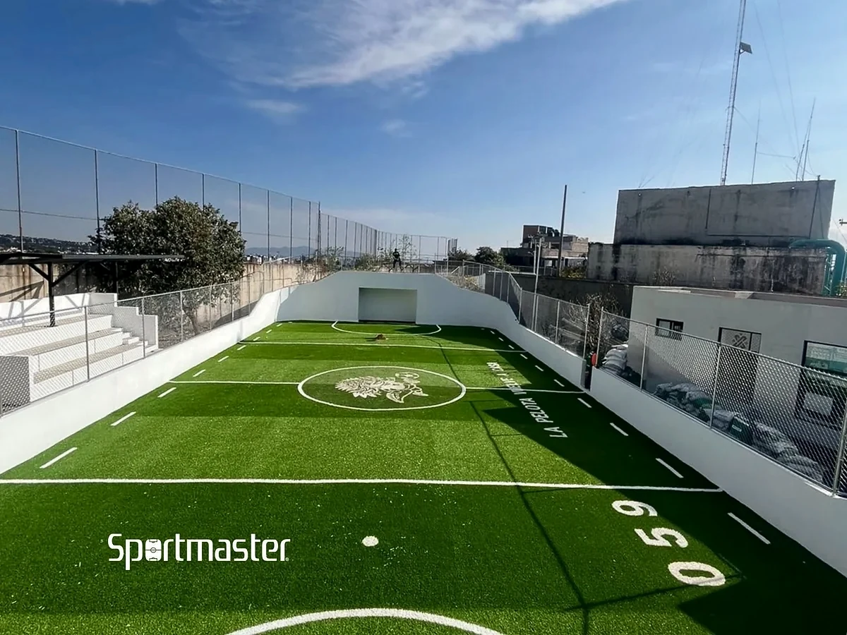 Detalle del pasto sintético de la cancha de fútbol rápido en Tlalpan, Ciudad de México