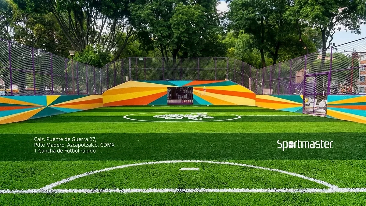 Cancha de fútbol rápido con pasto sintético en Cancha Calz. Puente de Guerra, Azcapotzalco, Ciudad de México: la cancha desde la línea lateral