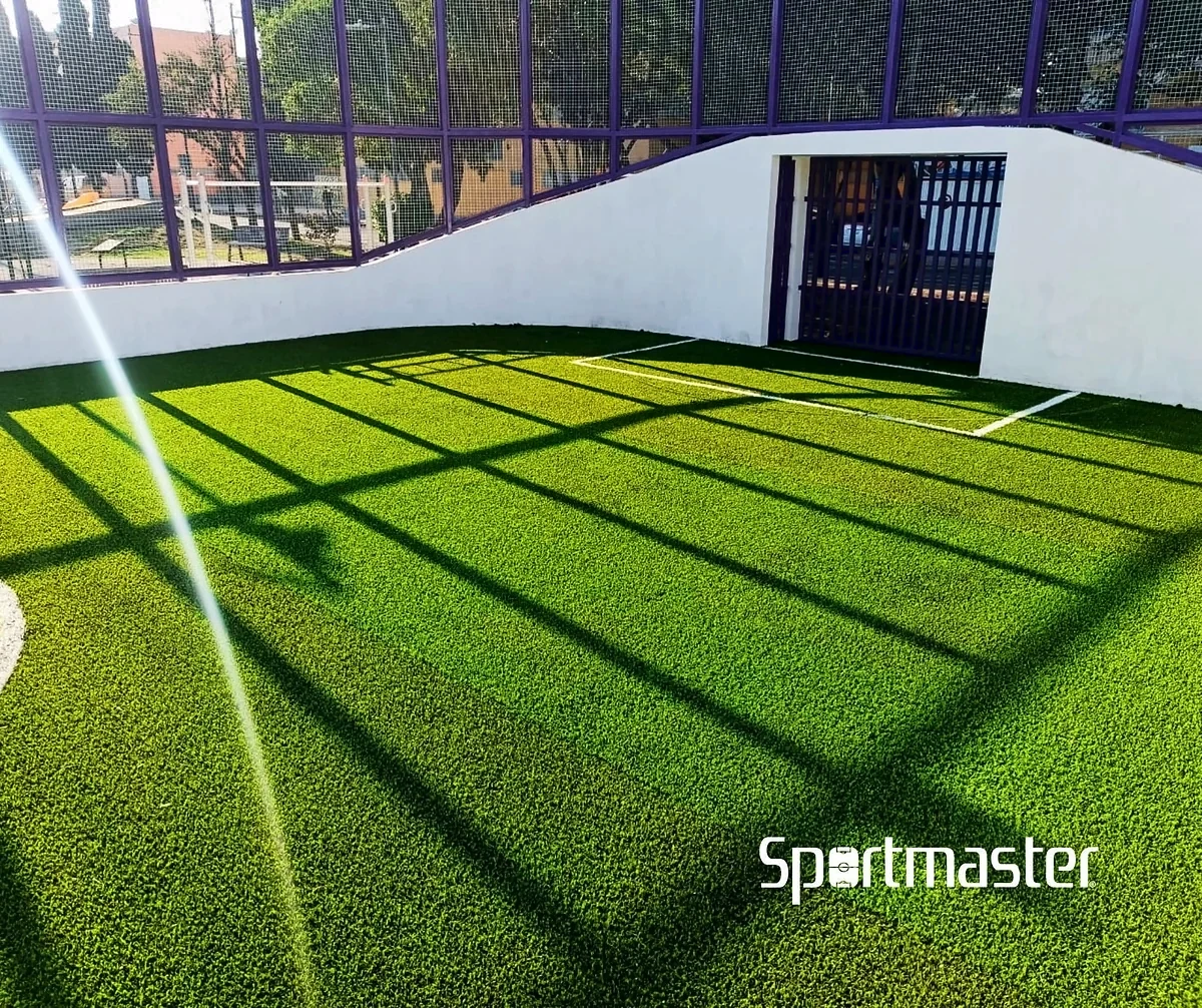 Cancha de fútbol rápido con pasto sintético en Cancha San Rafael Atlixco, Santa Cecilia, Tláhuac, Ciudad de México: la cancha desde la línea lateral