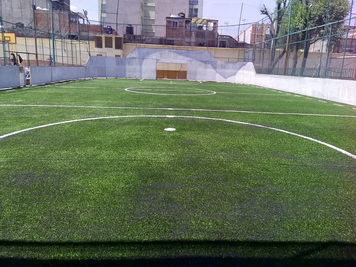 Cancha de fútbol rápido con pasto sintético en Colegio Salesiano, Popotla