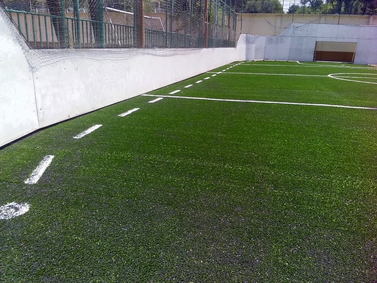 Detalle del pasto sintético de la cancha de fútbol rápido en Popotla, Ciudad de México