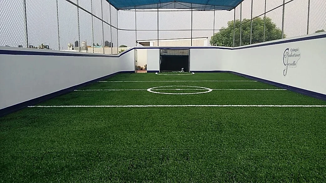 Cancha de fútbol rápido con pasto sintético en Coyoacán, Ciudad de México: la cancha desde la línea lateral
