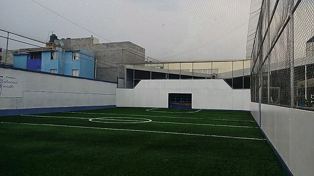Detalle del pasto sintético de la cancha de fútbol rápido en Coyoacán, Ciudad de México