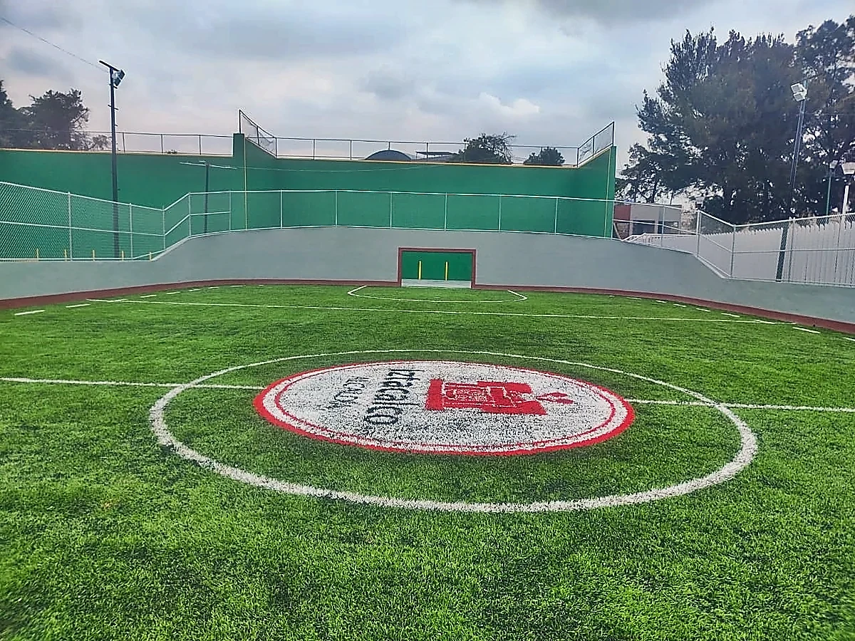 Cancha de fútbol rápido con pasto sintético en Deportivo Coyuya 10, Iztacalco, Ciudad de México: la cancha desde la línea lateral