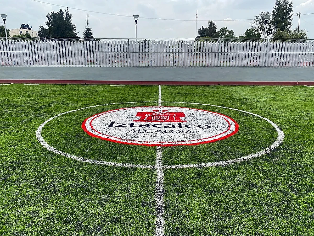 Cancha de fútbol rápido con pasto sintético en Deportivo Coyuya 10, Iztacalco, Ciudad de México: otra vista de la cancha