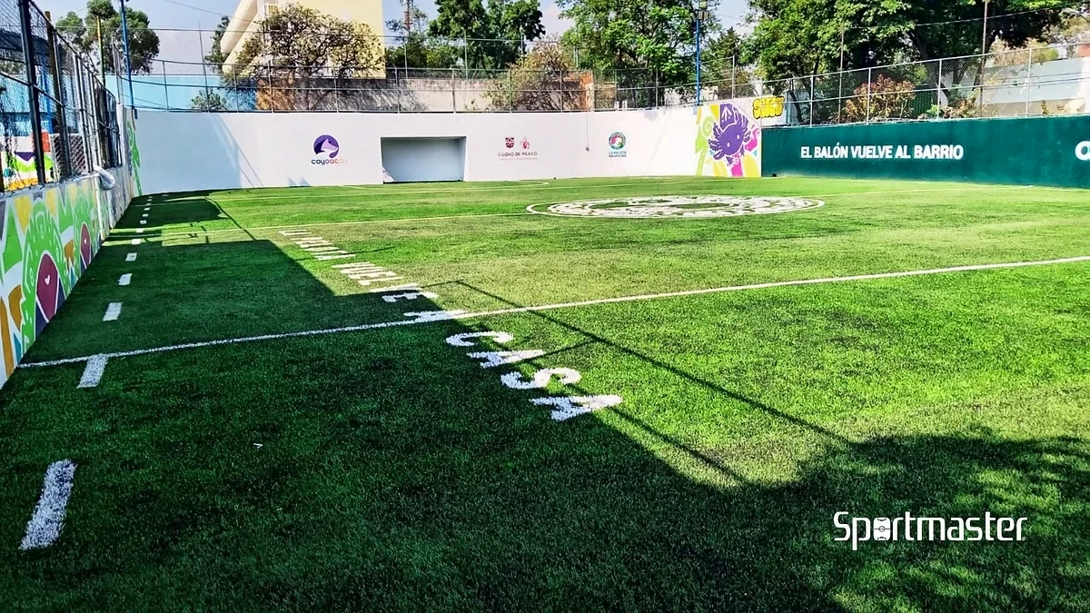 Cancha de fútbol rápido con pasto sintético en Deportivo Emiliano Zapata, Coyoacán, Ciudad de México: líneas de juego insertadas en el pasto