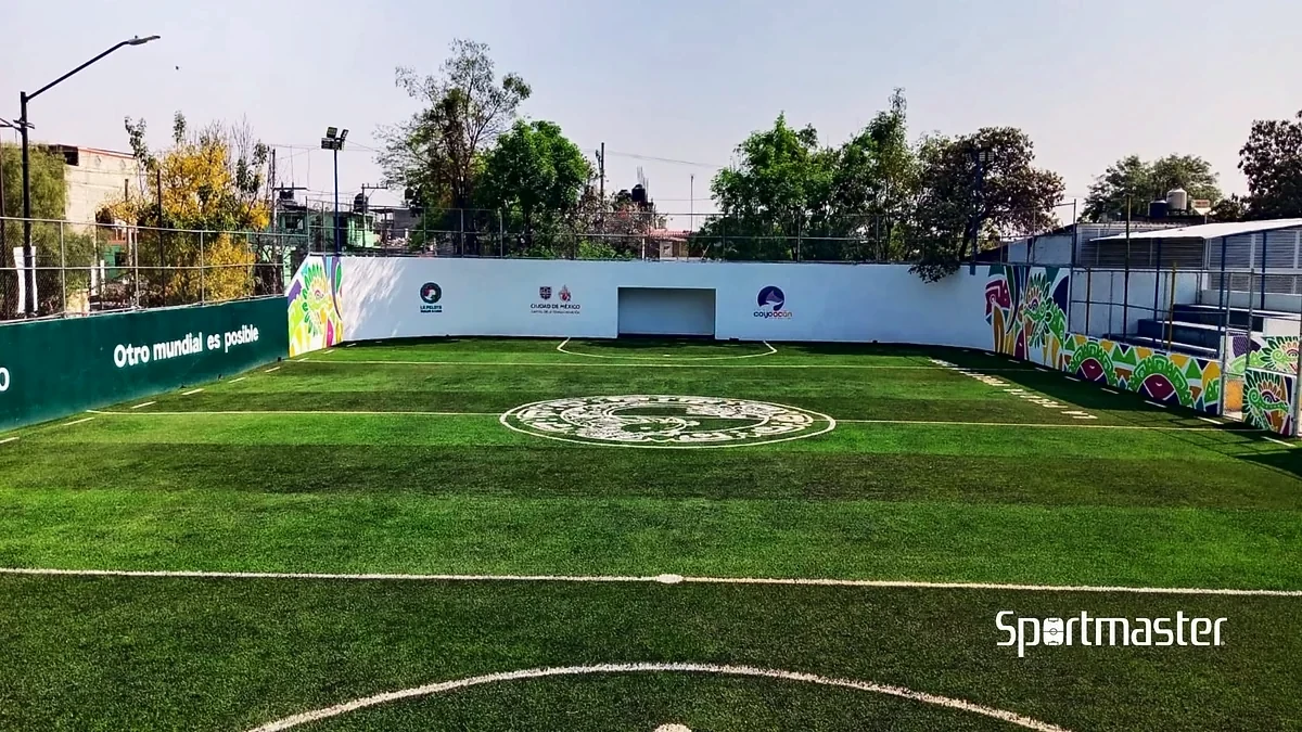 Cancha de fútbol rápido con pasto sintético en Deportivo Emiliano Zapata, Coyoacán, Ciudad de México: pasto sintético deportivo recién cepillado