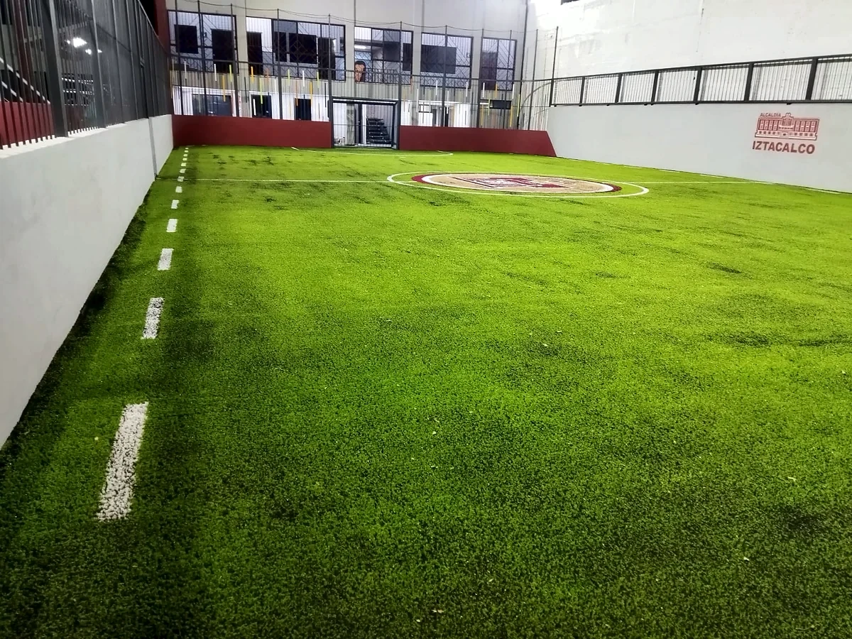 Cancha de fútbol rápido con pasto sintético en Iztacalco, Ciudad de México: pasto sintético deportivo recién cepillado