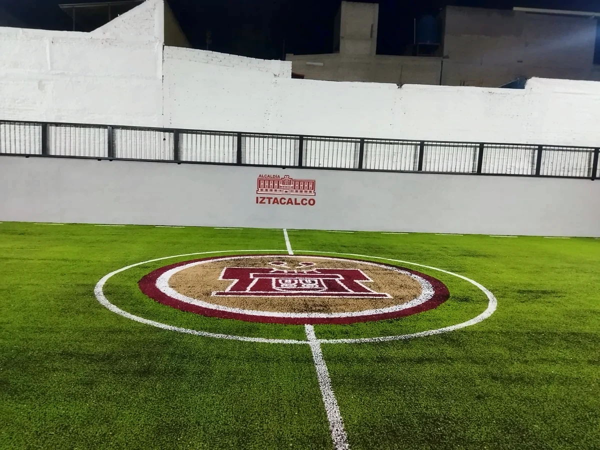 Cancha de fútbol rápido con pasto sintético en Iztacalco, Ciudad de México: la cancha desdel fondo