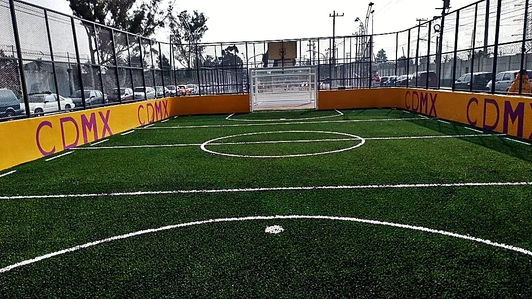 Cancha de fútbol rápido con pasto sintético en Iztapalapa, Ciudad de México: la cancha desde la línea lateral