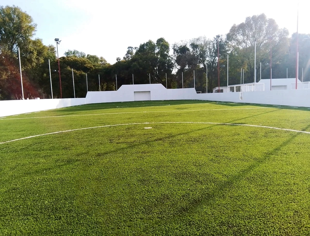 Detalle del pasto sintético de la cancha de fútbol rápido en Gustavo A. Madero, Ciudad de México