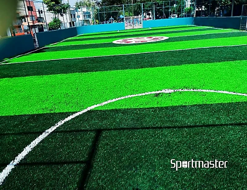 Detalle del pasto sintético de la cancha de fútbol rápido en Iztapalapa, Ciudad de México