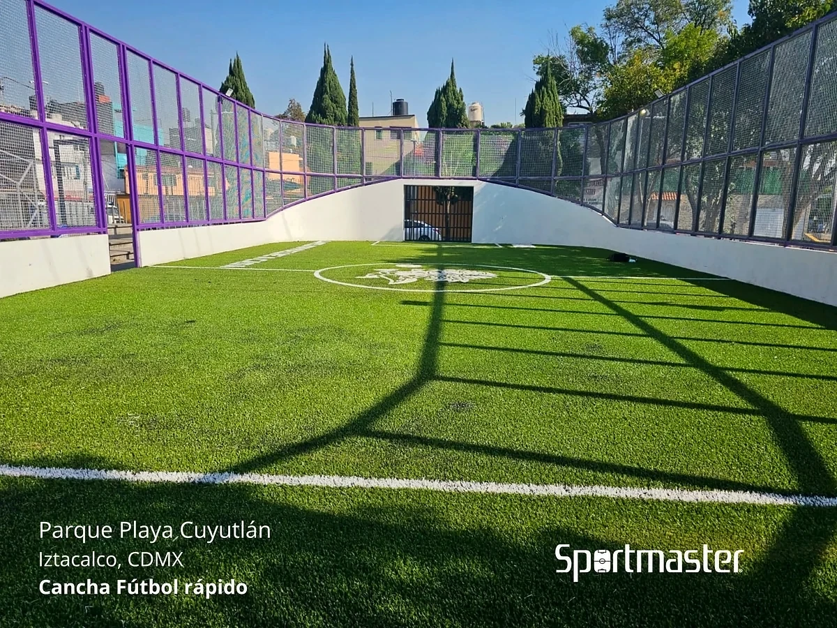Detalle del pasto sintético de la cancha de fútbol rápido en Iztacalco, Ciudad de México