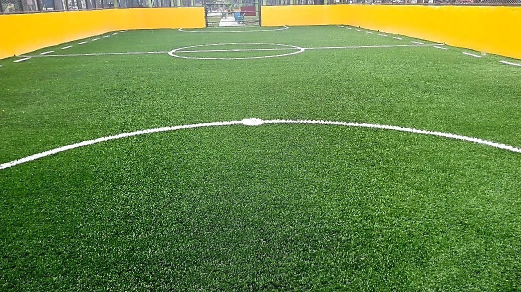 Cancha de fútbol rápido con pasto sintético en Venustiano Carranza, Ciudad de México: líneas de juego insertadas en el pasto