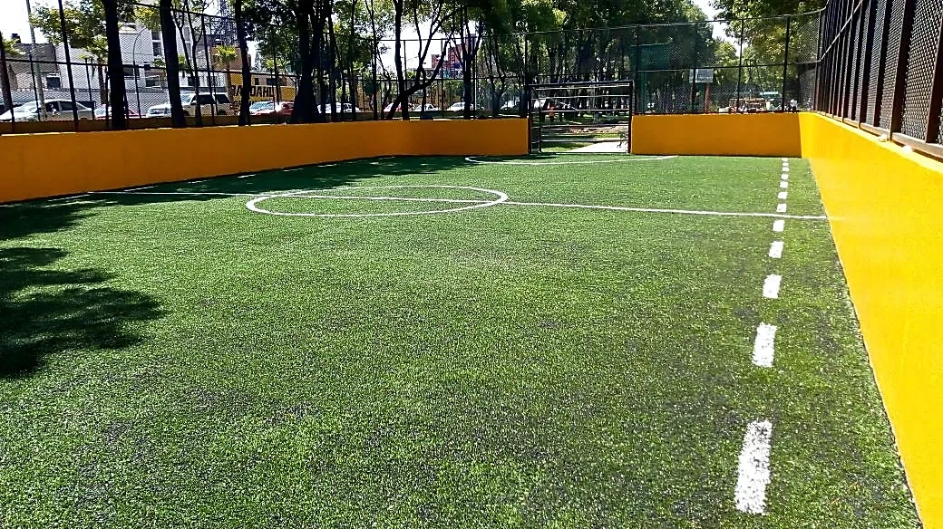 Cancha de fútbol rápido con pasto sintético en Venustiano Carranza, Ciudad de México: otra vista de la cancha
