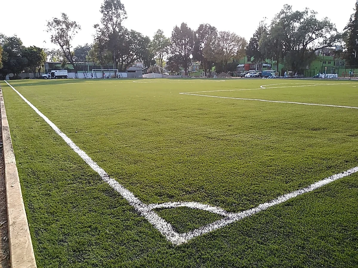 Cancha de fútbol soccer con pasto sintético en Azcapotzalco, Ciudad de México: líneas de juego insertadas en el pasto