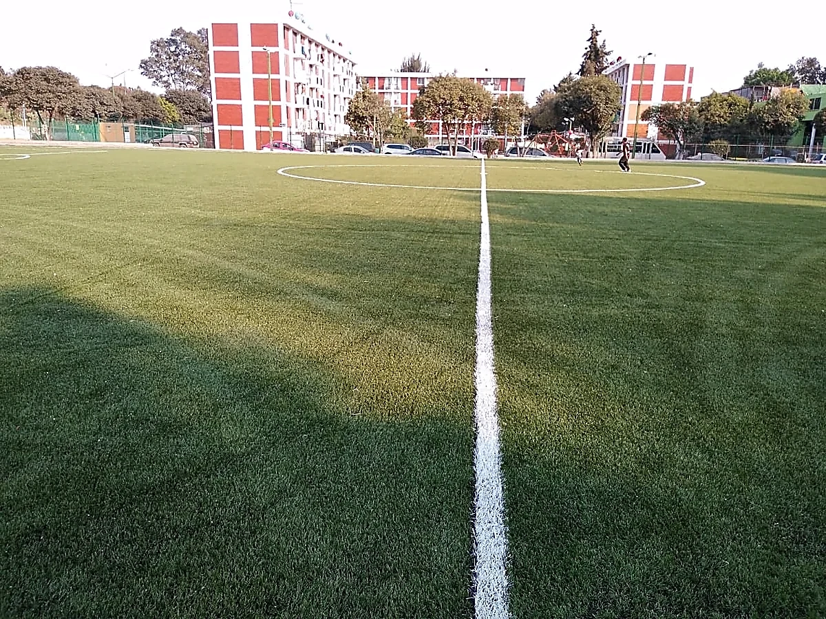 Cancha de fútbol soccer con pasto sintético en Azcapotzalco, Ciudad de México: otra vista de la cancha