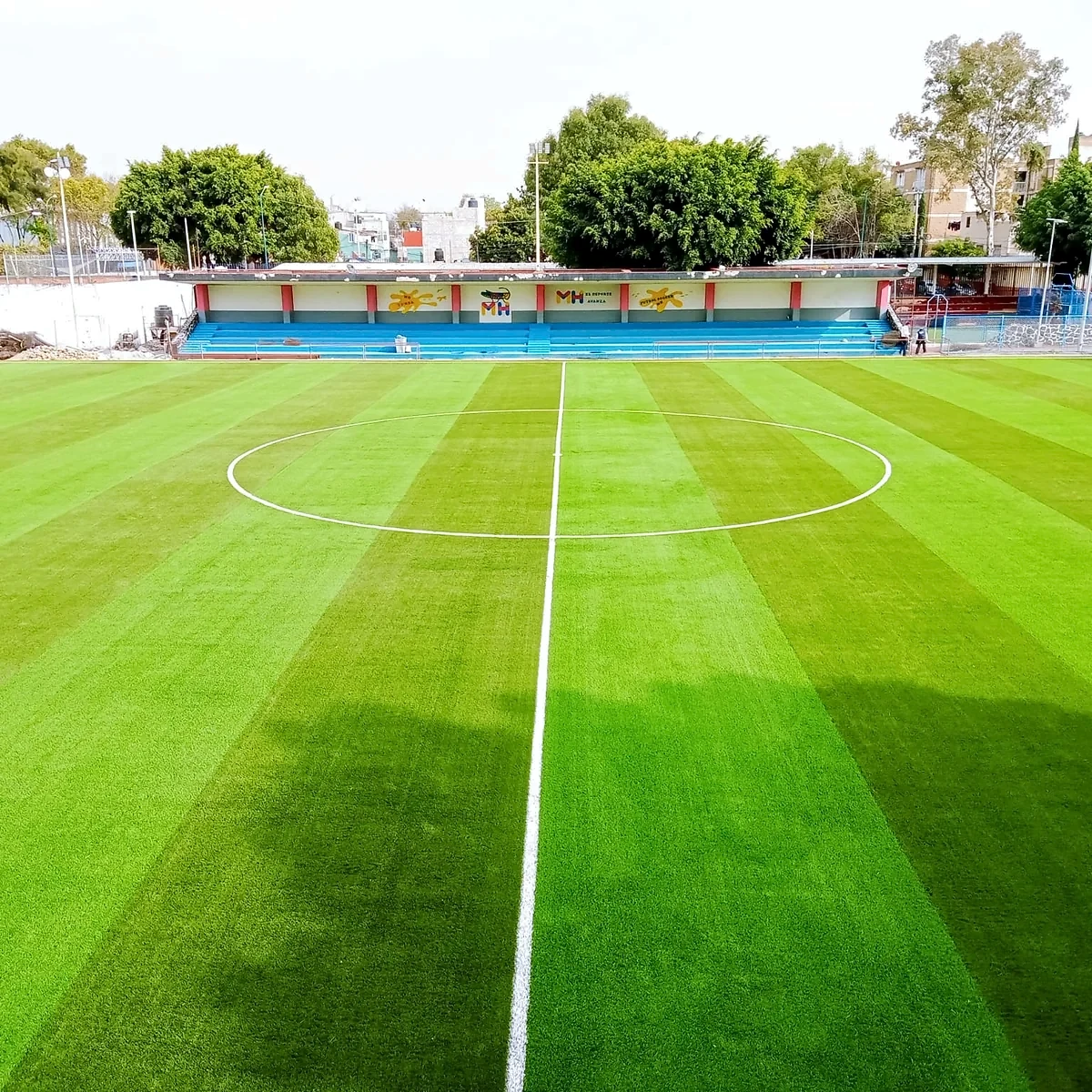 Cancha de fútbol soccer con pasto sintético en Miguel Hidalgo, Ciudad de México: la cancha desde la línea lateral