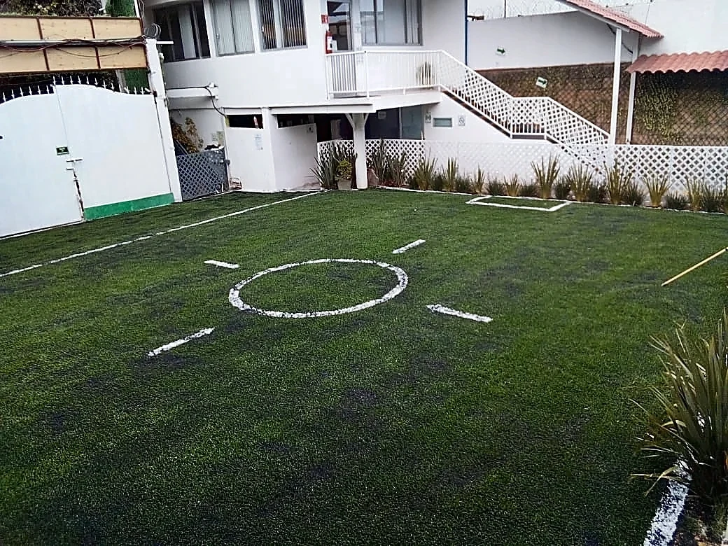 Detalle del pasto sintético de la cancha de minifútbol en Cuajimalpa, Ciudad de México