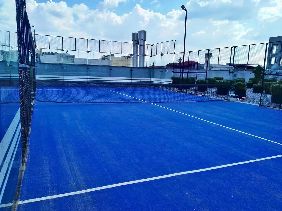 Cancha de pádel con pasto sintético en Hotel, Cuauhtémoc, Ciudad de México: la cancha desde otro ángulo