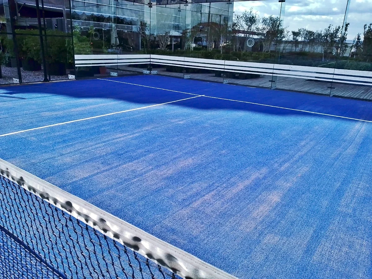 Cancha de pádel con pasto sintético en Hotel, Cuauhtémoc, Ciudad de México: otra vista de la cancha