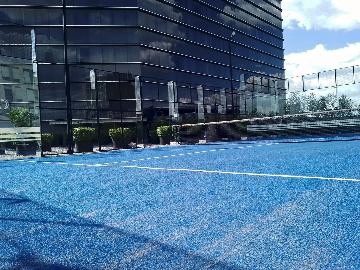 Detalle del pasto sintético de la cancha de pádel en Cuauhtémoc, Ciudad de México