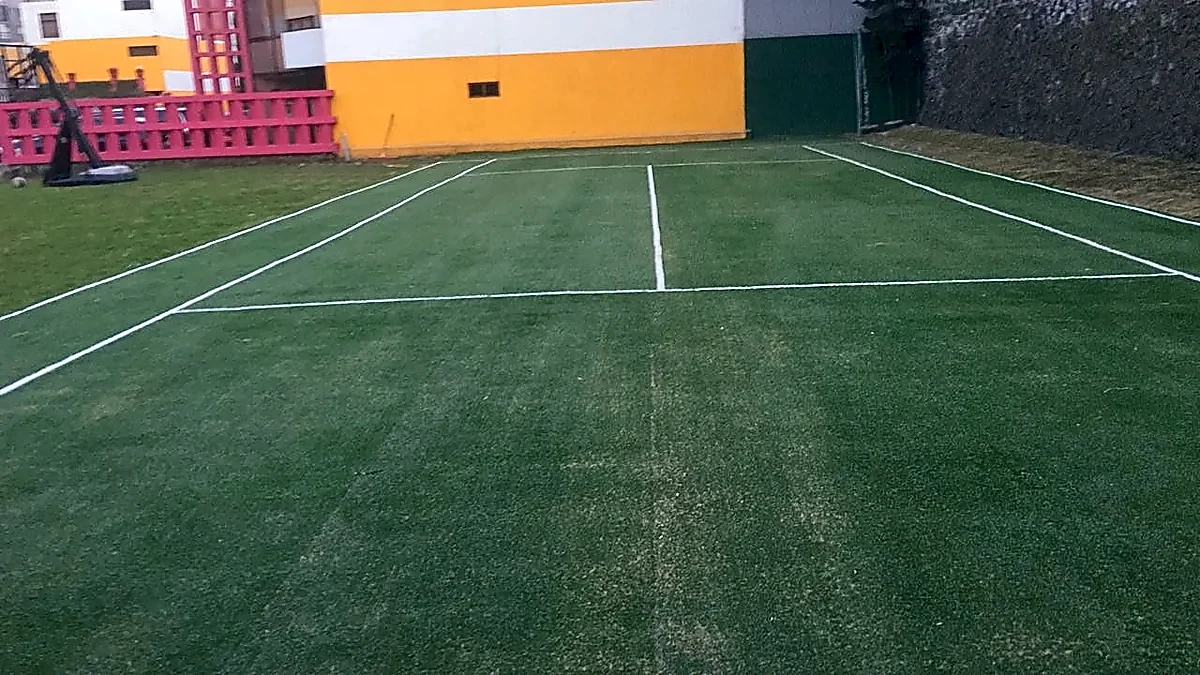 Cancha de tenis con pasto sintético en Coyoacán, Ciudad de México: superficie y líneas de juego