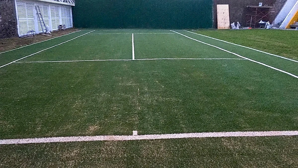 Cancha de tenis con pasto sintético en Coyoacán, Ciudad de México: la cancha desde otro ángulo