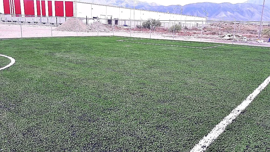 Cancha de fútbol 5 con pasto sintético en Parque Industrial Server, Ramos Arizpe, Coahuila: vista de la cancha y su entorno
