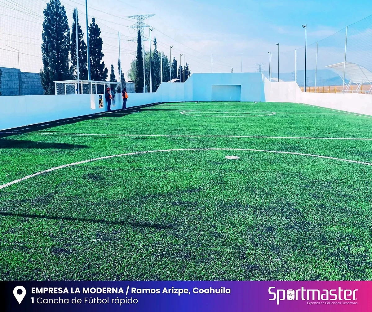 Cancha de fútbol rápido con pasto sintético en Planta industrial, Ramos Arizpe, Coahuila: líneas de juego insertadas en el pasto