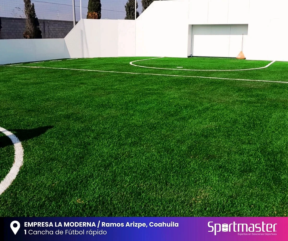 Cancha de fútbol rápido con pasto sintético en Planta industrial, Ramos Arizpe, Coahuila: la cancha desde la línea lateral