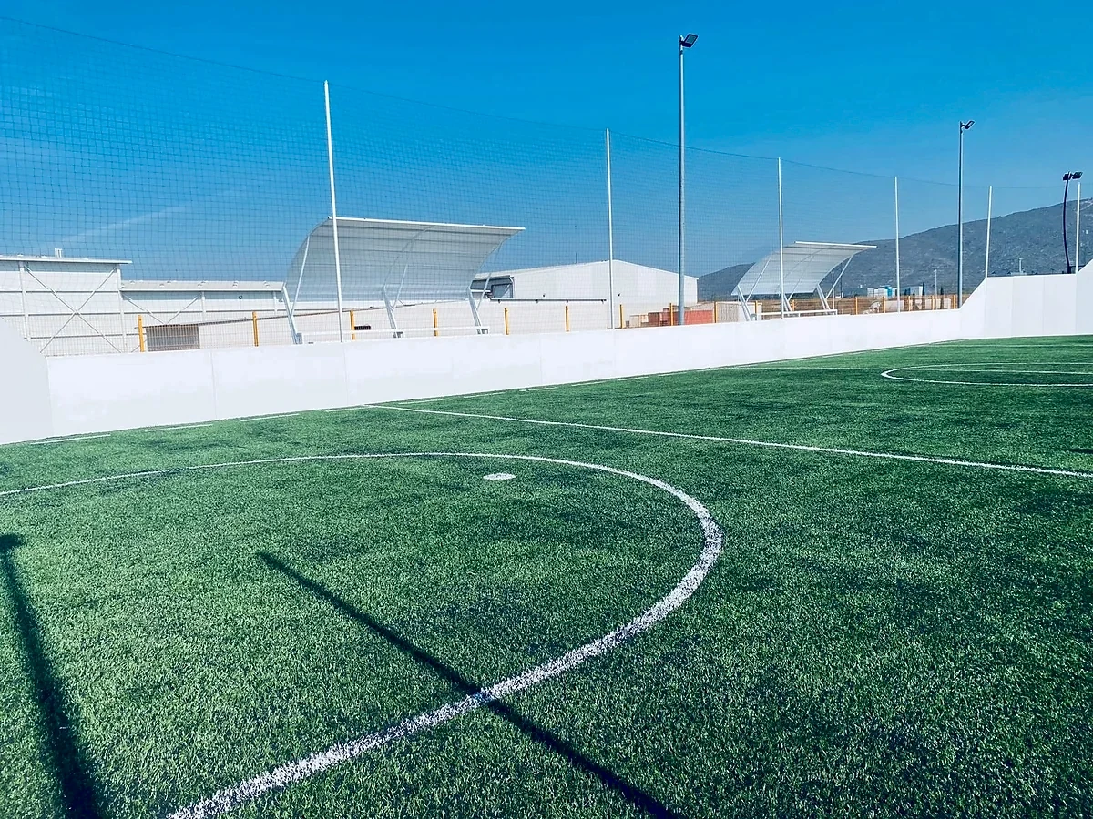 Cancha de fútbol rápido con pasto sintético en Ramos Arizpe, Coahuila: la cancha desde la línea lateral